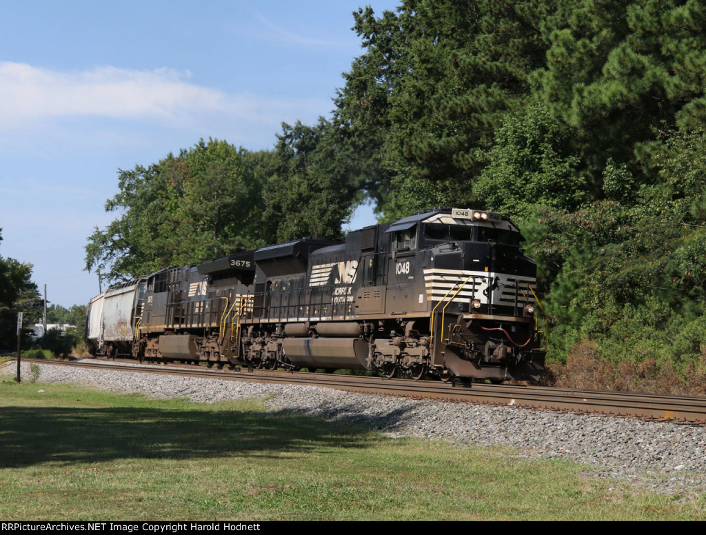 NS 1048 leads train 350 eastbound